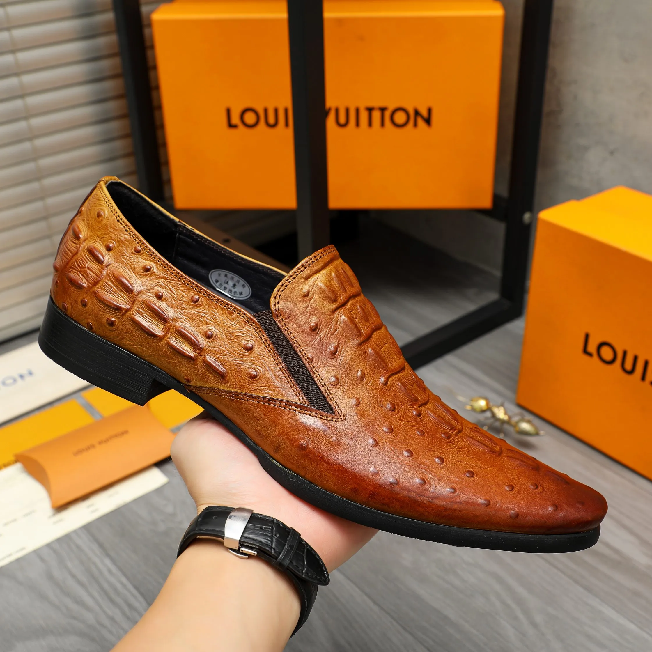 Men's shoes 💰500 Product trademark: LV "Louis Vuitton" business slip-on leather shoes Regular size: 37-46 Product material: Selected crocodile pattern cowhide upper, pigskin lining, rubber outsole